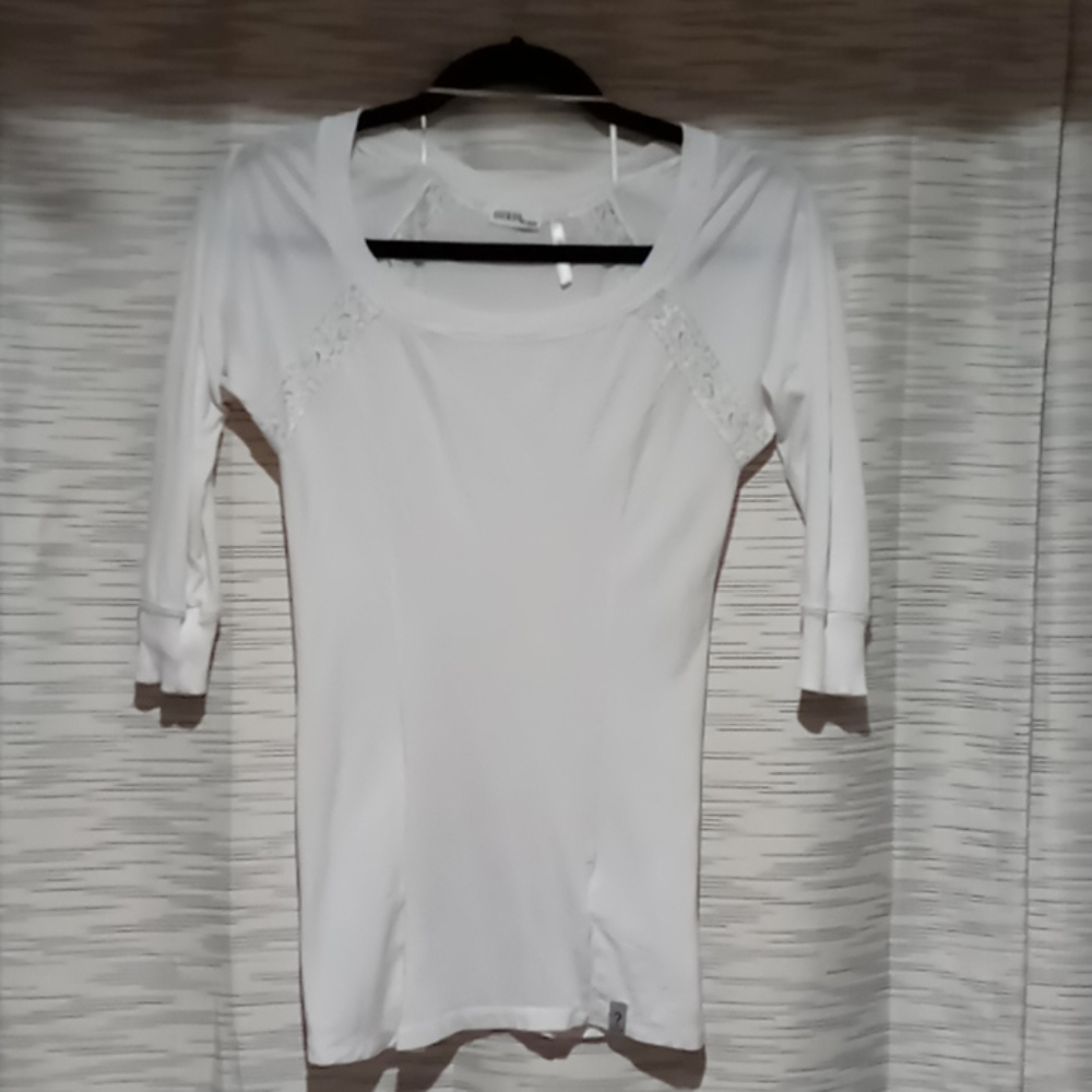 3/4 sleeve light weight shirt